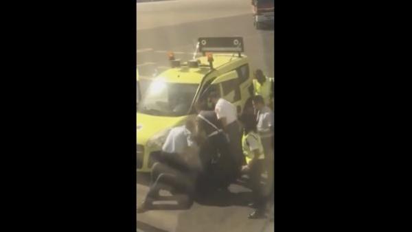 فيديو يثير الجدل على "الفايس" ...طريقة عنيفة لإنزال مسافر مغربي من طائرة بمطار المنارة بمراكش
