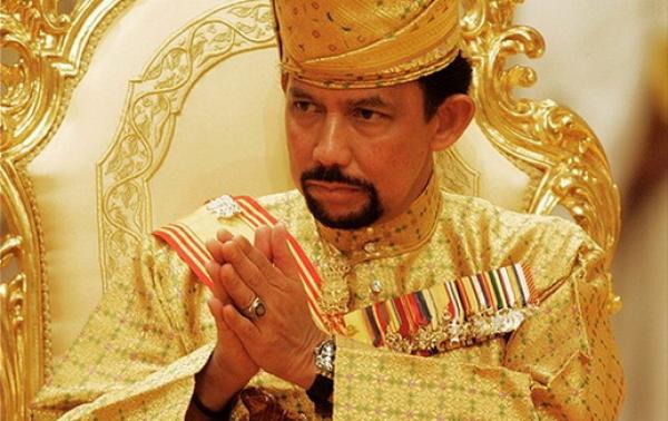 تعرف على أغنى أغنياء الارض والذى ولد في فمه معلقة من ذهب!