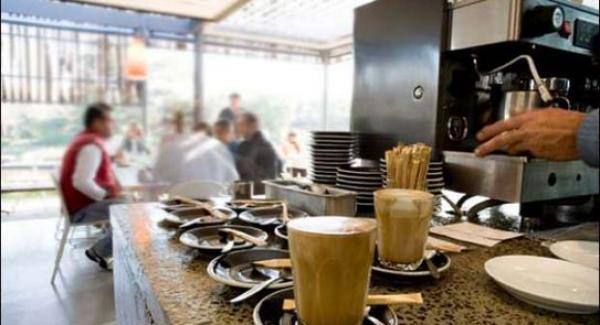 قرارات جديدة مرتقبة بعد رمضان بينها فتح المقاهي والمطاعم للساعة 11 ليلا