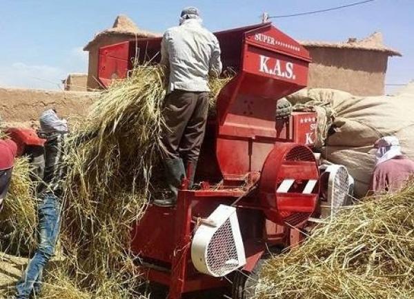 مشهد مروع...آلة حصاد تضع حدا لحياة عامل فلاحي وسط ذهول زملائه