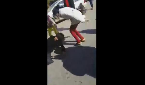 شاب يعتدي على فتاة في الشارع العام بتمارة