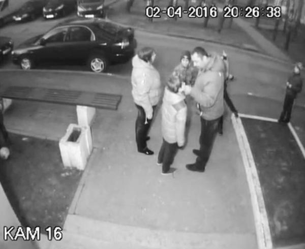 بالفيديو: أب يساعد ابنه على ضرب طفل متنمر