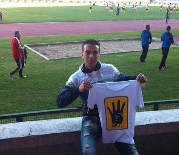 مغاربة يستعدون لرفع شعار "رابعة" في مباراة الأهلي المصري..و تحذيرات لأبوتريكة من استخدام شعارات سياسية