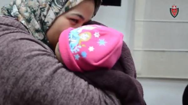 فيديو جد مؤثر...الأمن الوطني يسلم الرضيعة المختطفة "ياسمين" لأمها وجدتها ومعها هدية
