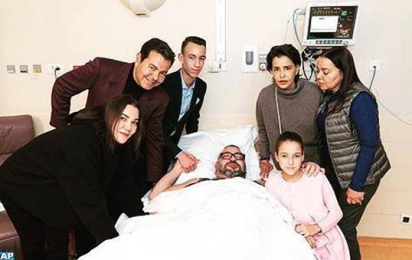 الملك محمد السادس لازال يقضي فترة نقاهته بباريس وهذه أول صورة له مع شابة فاسية