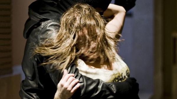 منحرفون يقتحمون منزلا ويحاولون اختطاف فتاة بالقوة والأمن يدخل على الخط