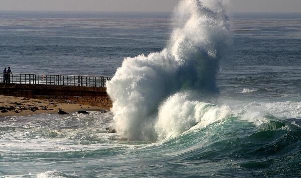 الأرصاد تحذر من أمواج عالية ليلة الخميس الجمعة ما بين طانطان وطنجة
