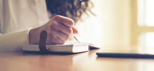 تعرف على طريقة علاج الإكتئاب النفسي عن طريق الكتابة