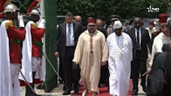 لحظة وصول الملك محمد السادس للمسجد الكبير لريفييرا غولف بأبيدجان لأداء صلاة الجمعة