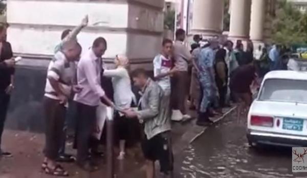 بالفيديو: شاهد كيف حول مصري مياه الأمطار إلى مصدر رزق