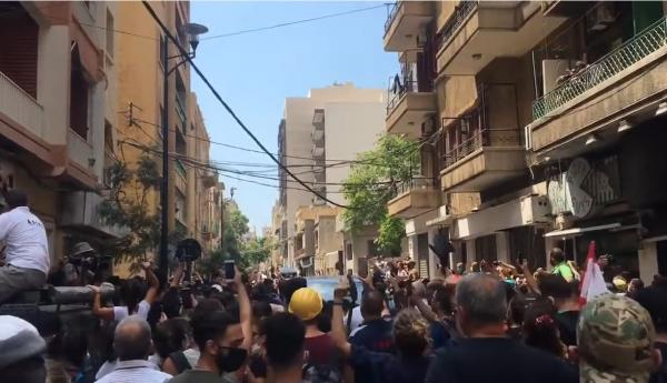 هتافات اللبنانيين والمطالبة بإسقاط النظام بعد حادث انفجار مرفأ بيروت