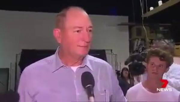 بعد حادث مسجد نيوزيلاندا مراهق يكسر بيضة علي رأس نائب استرالي عنصري