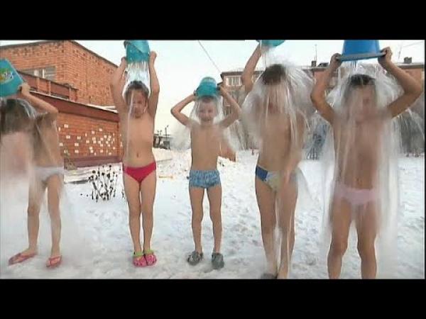 بالفيديو: روضة في سيبيريا تطبق "تحدي دلو الثلج" على الأطفال لزيادة مناعتهم