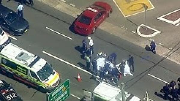 استرالي يصدم عدة سيارات ويطعن أحد المارة في سيدني ثم ينتحر…