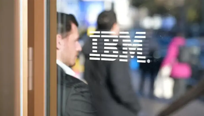 أسهم آي بي إم تهوي بأكبر خسارة منذ 25 عاماً بعد إعلان أنثروبيك عن أداة لتحديث كوبول
