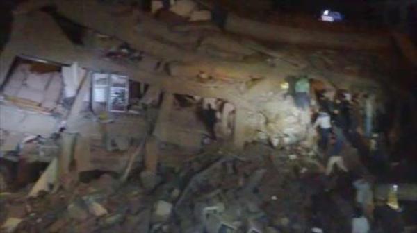 مقتل فتاتين في انهيارعمارة سكنية بمدينة (منيا القمح ) المصرية وسبعة أشخاص لازالوا محاصرين تحت الأنقاض