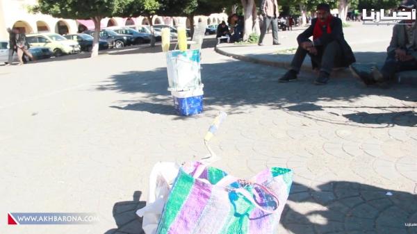 الموقف... قصة عمال يعانون في صمت ويكسبون قوتهم اليومي من عرق جبينهم