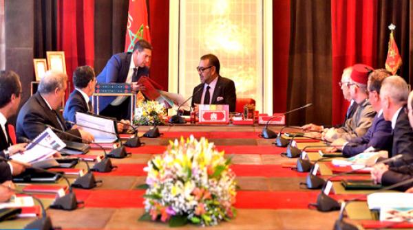 مسؤولو وزارة "أمزازي" يضعون أيديهم على قلوبهم بعد تعثر أوراش ملكية