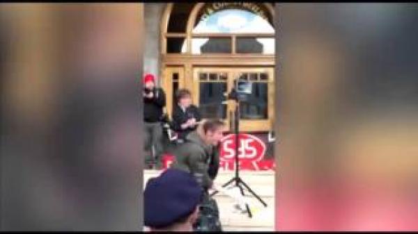 بالفيديو: أمريكي يقطع رأس "ترامب" الدمية