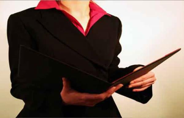 الرباط: أستاذة تتهم مدير إعدادية بالاعتداء عليها بالضرب و الركل بسبب الجرس