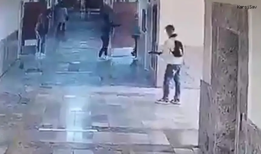 شاب مسلح يقتحم مدرسة تركية ويصيب عدداً من المعلمين والطلاب (فيديو)