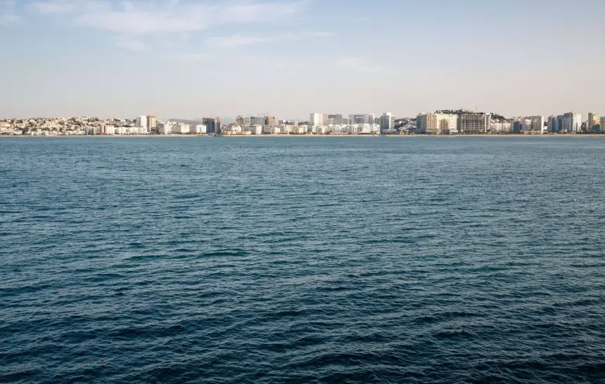 فقدان فرنسيين بعد غرق زورقهم بسواحل طنجة واستنفار لفرق الإنقاذ