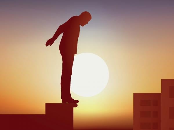 في مشهد مروع.. أستاذ بمراكش ينتحر بالشارع العام