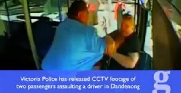 بالفيديو.. «شجار » شرس بين سيدتين وسائق أتوبيس تنتهي بالعض والبصق