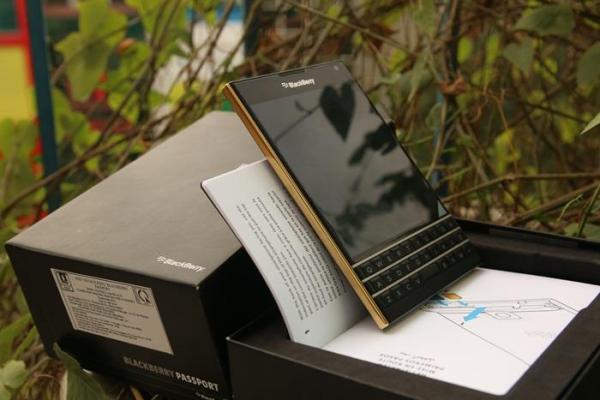 «بلاك بيري» تكشف رسمياً عن هاتف «باسبورت» المطلي بالذهب