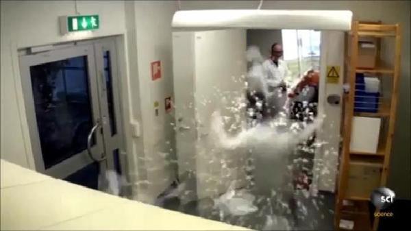 بالفيديو.. لقطات مزاح علماء بمدافع الهواء تحقق مليوني مشاهدة