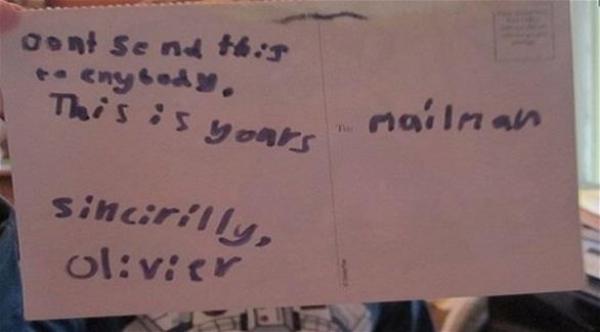 طفل يرسل بطاقة إلى ساعي بريد