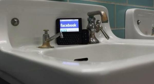 استخدام المحمول داخل دورة المياه يعرض حياتك للخطر .. والسبب ؟