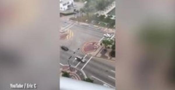 بالفيديو.. عاصفة تتسبب في طيران «كراسي» في سماء ميامي