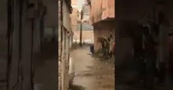 لحظة حدوث تماس كهربائي بعمود بسبب المطر