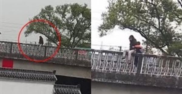 عامل  ينقذ فتاة حاولت الانتحار من فوق جسر (فيديو)