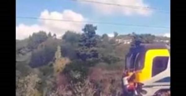 بالفيديو.. شابان يخاطران بحياتهما ويتعلقان بقطار يسير بسرعة 110 كلم