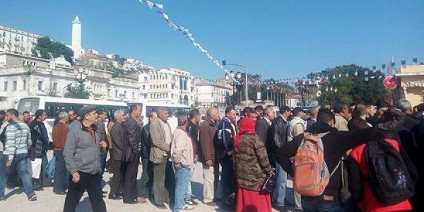 .طوابير في الجزائر من اجل الحصول على المواد الغذائية وبوادر أزمة غذائية مستقبلا