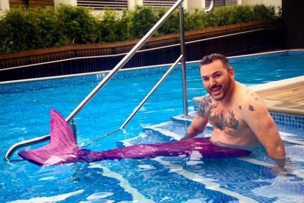 بالفيديو: تعرف على الرجل الذي تحول إلى "حورية بحر"