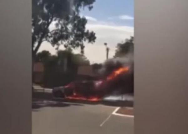 بالفيديو: سائق ينجو من الموت بعد انفجار سيارته