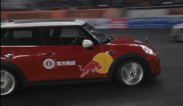 بالفيديو: صيني يحقق رقماً قياسياً في ركن سيارته