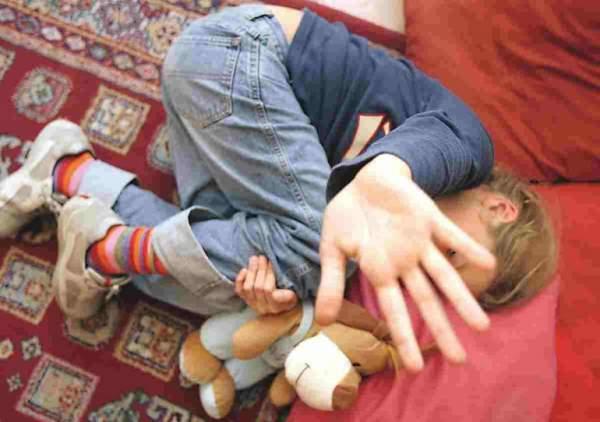 شاب من ذوي السوابق العدلية يغتصب طفلا معاقا ذهنيا عمره 12 سنة والفيسبوك "شاعل"