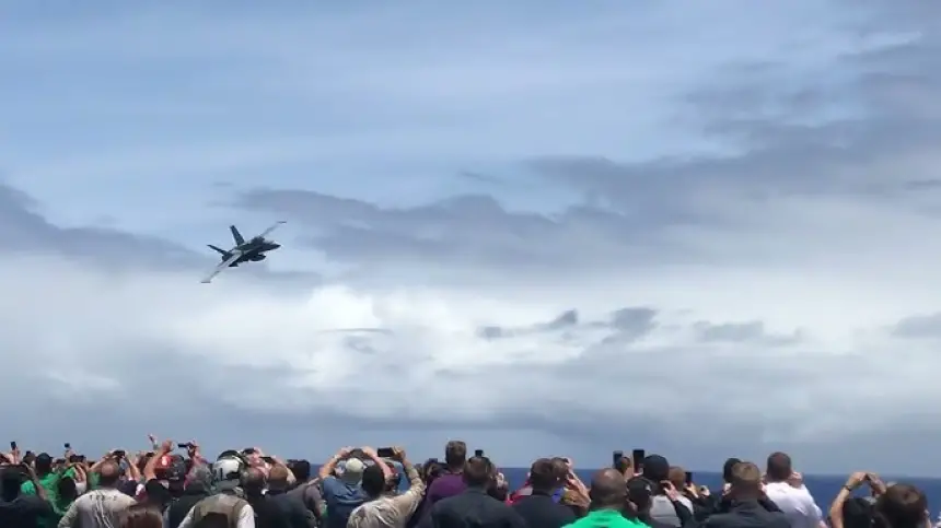 "كادت تتسبب بكارثة"... "إف-18" تنجو من سقوط مروع خلال عرض جوي في إسبانيا