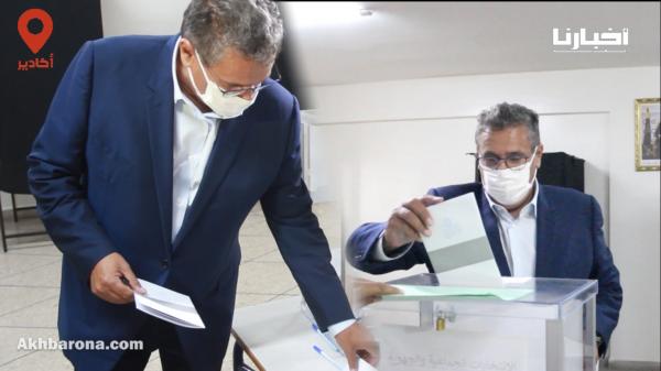 عزيز أخنوش وزوجته يدليان بصوتيهما في انتخابات 2021