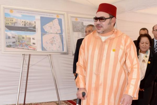 الملك يظهر بالعكاز خلال تدشينات بالمحمدية