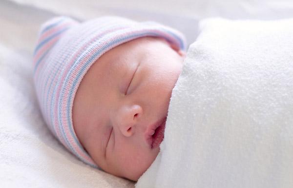 طفل يعود للحياة بعد إعلان موته و"أخبارنا" تكشف تفاصيل الفضيحة