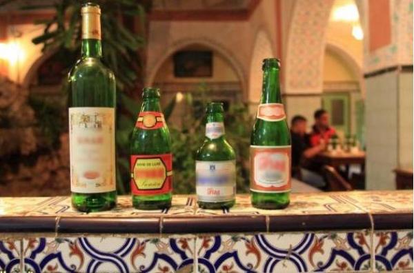 بيع الخمور نهارا جهارا أمام مسجد حي المسيرة بأكادير ! 