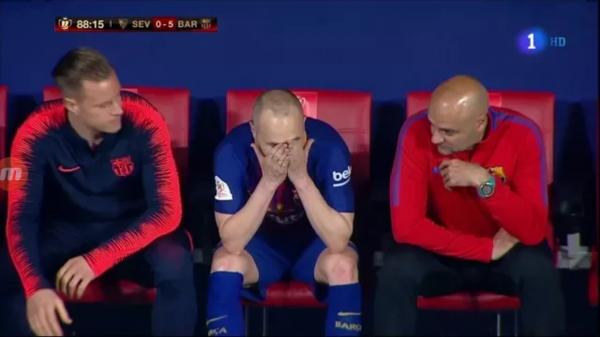 شاهد ردة فعل لاعبي برشلونة بعد خروج وبكاء انيستا