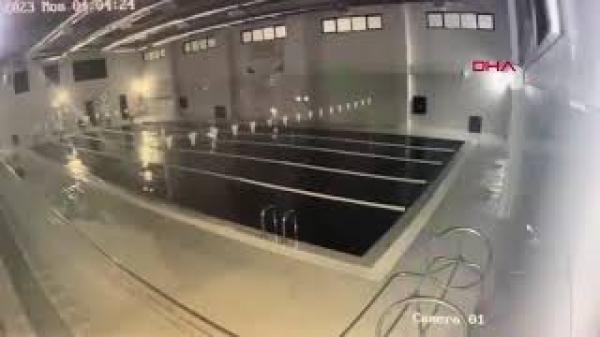 لحظة تحبس الأنفاس لتأثير الزلزال على مسبح تركي(فيديو)