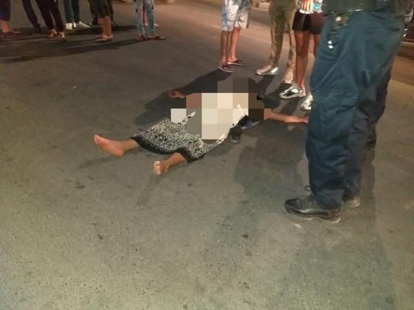 عاجل وعلى شاكلة أفلام هوليود..سيارة خفيفة ترمي بسيدة في حالة غيبوبة بالشارع والأمن يستنفر أجهزته للقبض على الفاعين (صور)