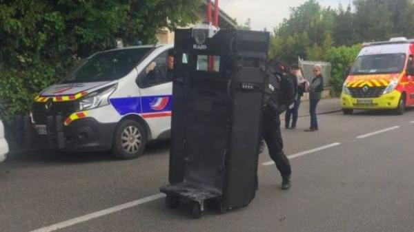 شخص مسلح يحتجز رهائن بفرنسا ويهدد بتفجير نفسه